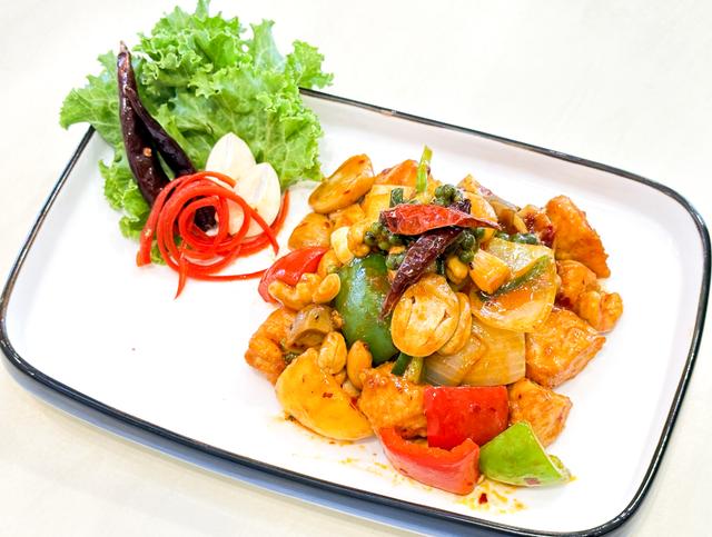 Stir Fried Chicken With Cashew Nuts